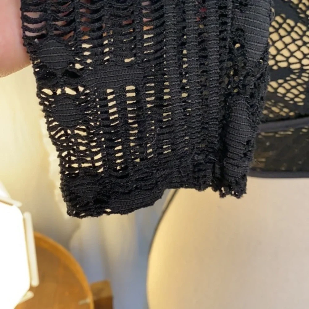 Love J Criss Cross Cropped Long Sleeve Mesh Like Top Size Medium